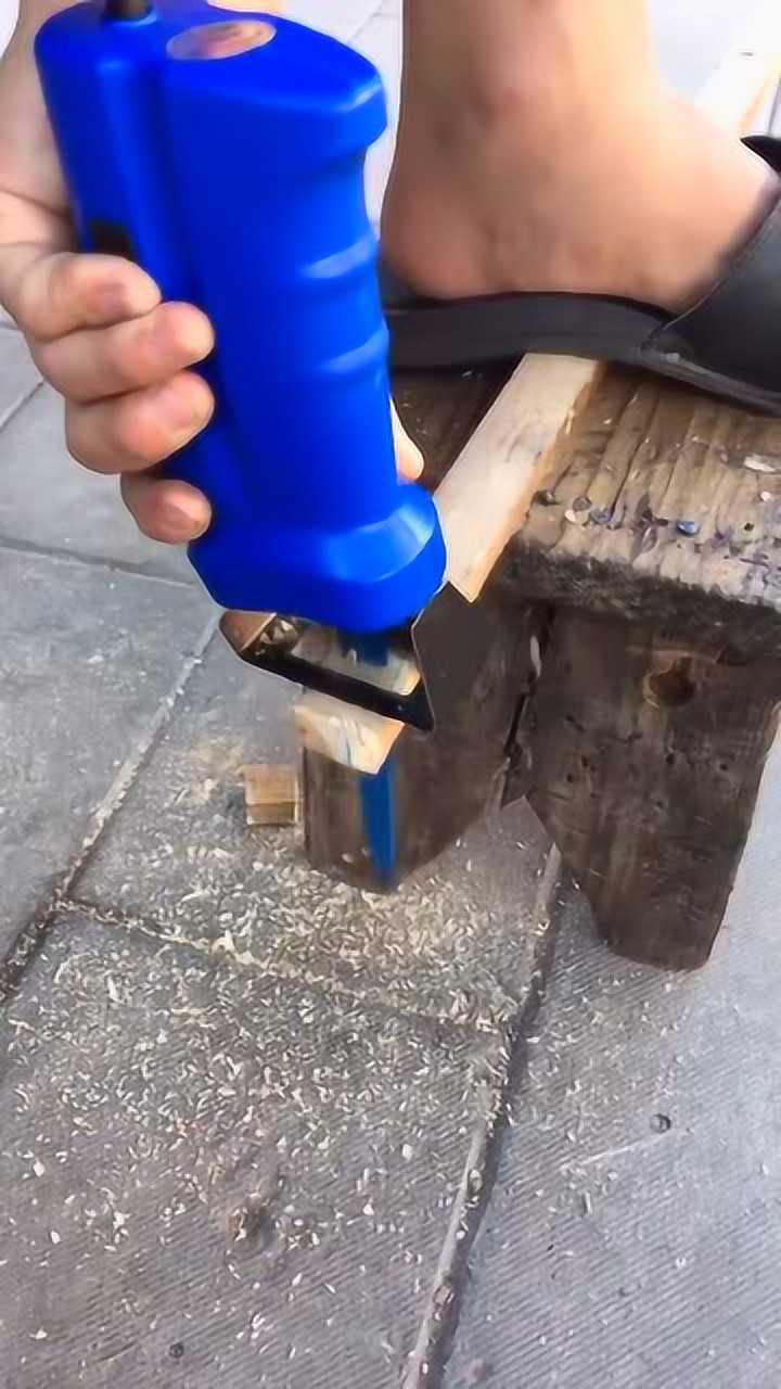 手电钻改装的马刀锯