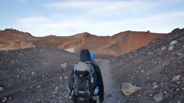 走在日本富士山顶火山口