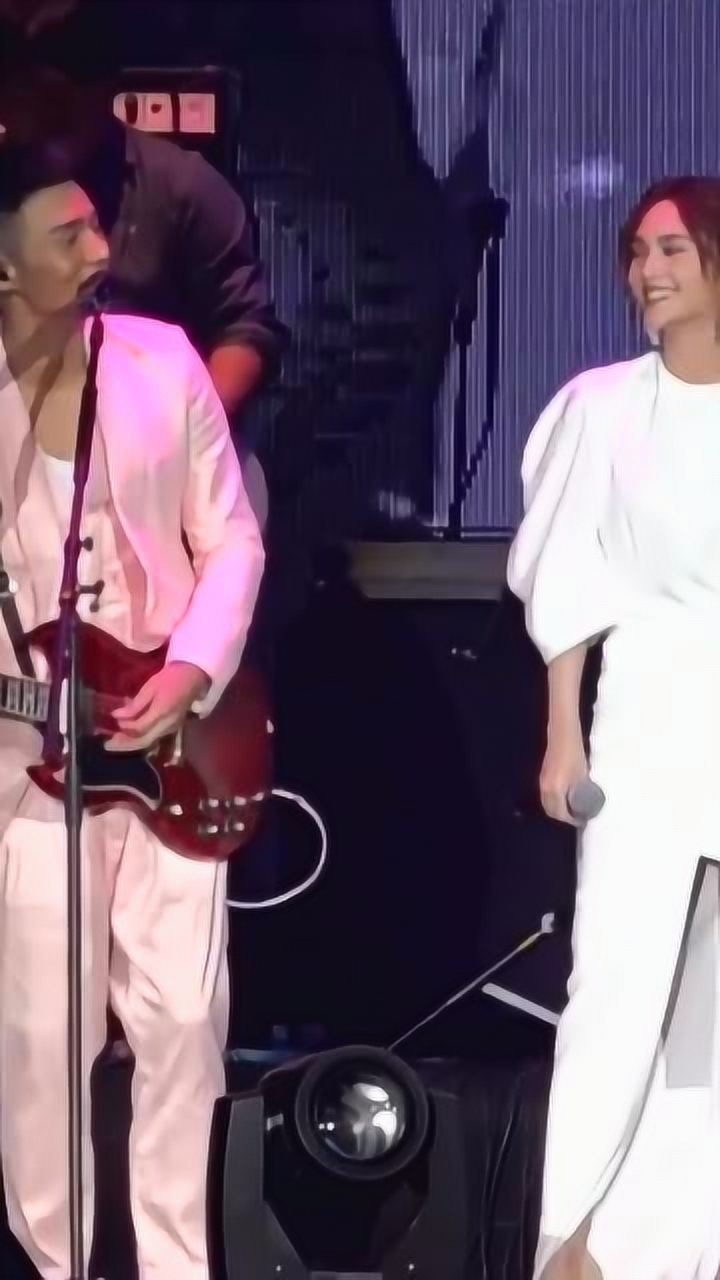 李荣浩眼睛小胆子却不小,演唱会当场亲吻杨丞琳