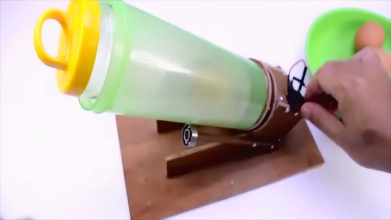 牛人自制迷你蛋壳剥皮机这下不用为了鸡蛋不掉皮而犯愁了