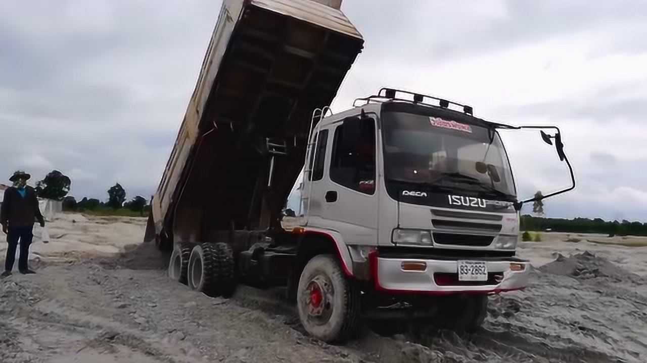 看不懂,后八轮翻斗车只装半车货,是拉不动嘛