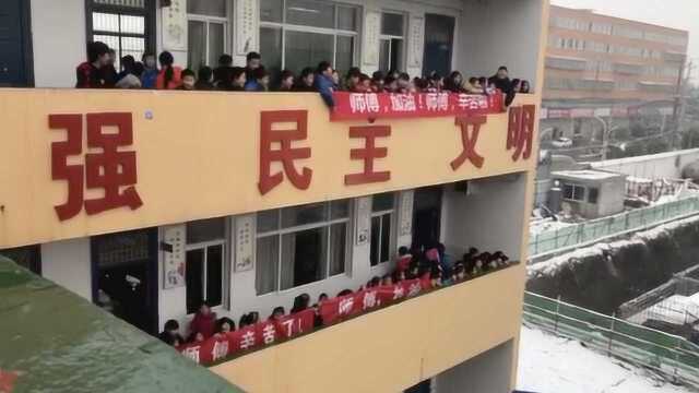 建筑工人冒雪赶工,小学生拉横幅齐喊:师傅加油,师傅辛苦啦