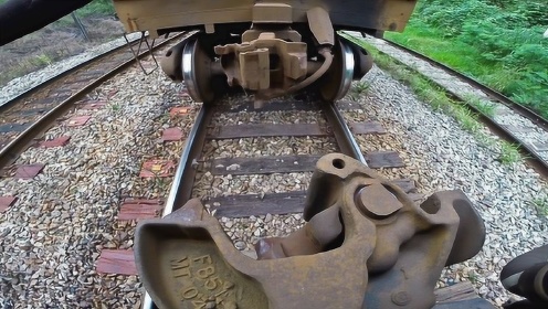 在火车车钩旁边装个摄像头，带你近距离看看火车是怎么连接的
