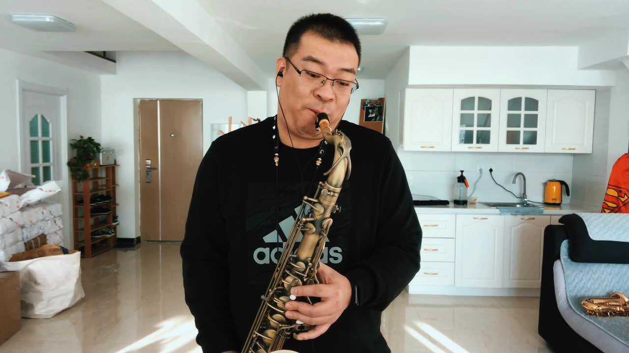 萨克斯演奏梨花又开放难忘的思乡之情好感动游子声泪俱下