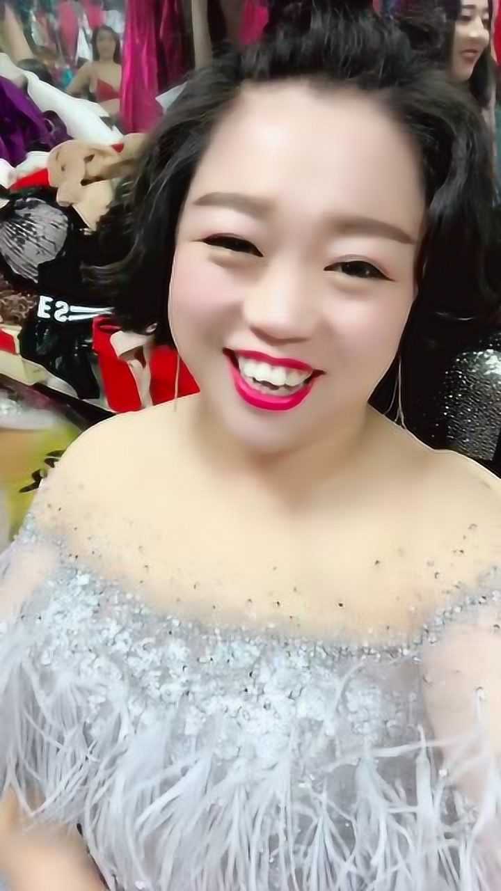 小黄飞瘦了不知是不是化妆的原因好美