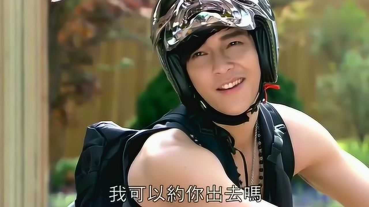 《终极一班》汪大东骑小绵羊上班瞬间变炫酷摩托,竟敢当街撩小姐姐