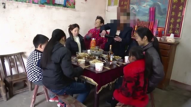 穿新衣回家过年!一服刑人员表现良好获准离监探亲,回家团圆!