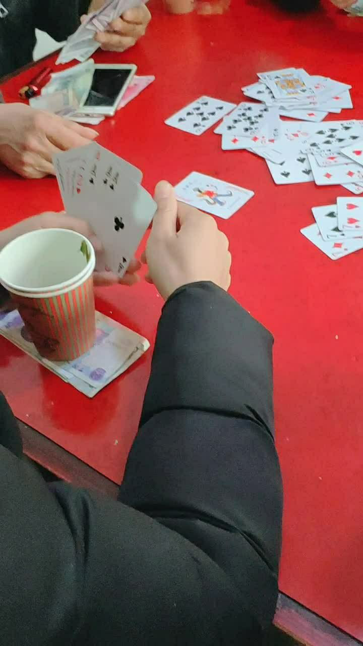 五个人三副扑克牌,三打二,有会的吗?