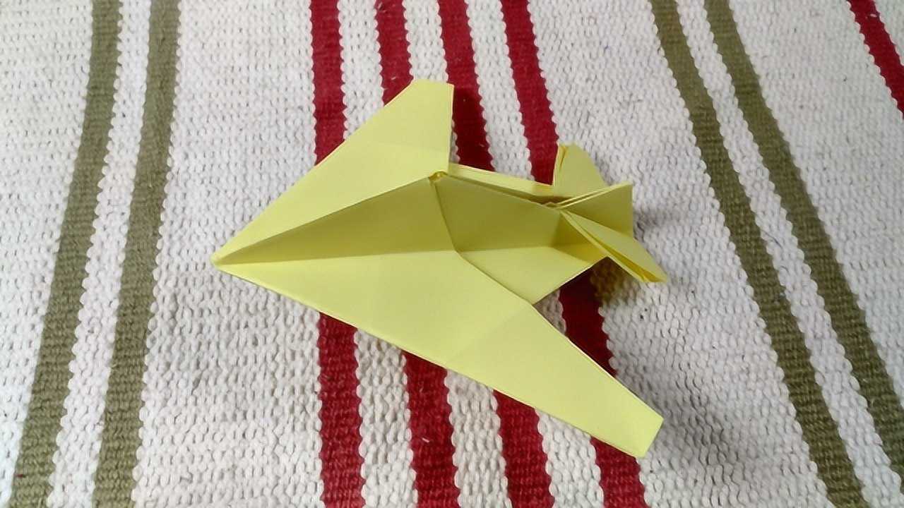 隐形战机造型的纸飞机,折法很简单
