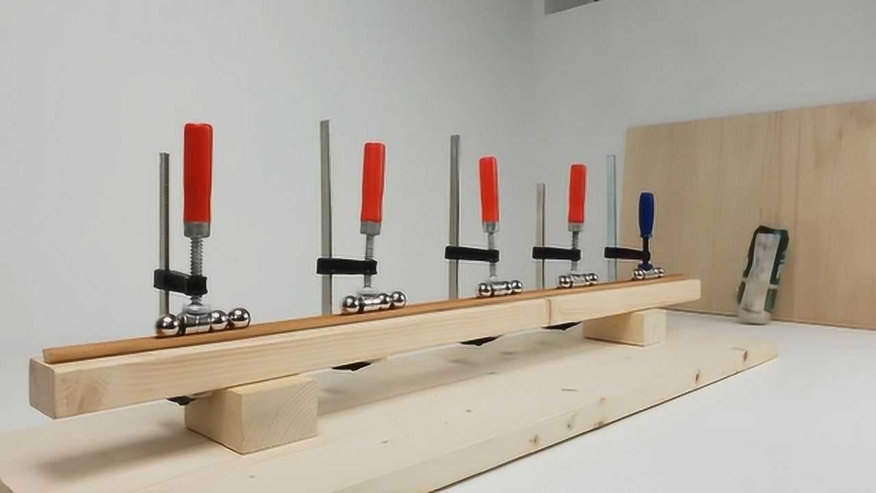 老外自制电磁弹射装置,铁球射出速度递增,场面一度失控!