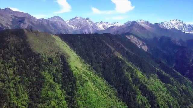 航拍四川西部的高原雪山风景,雄伟壮观,这样的美景谁能不爱