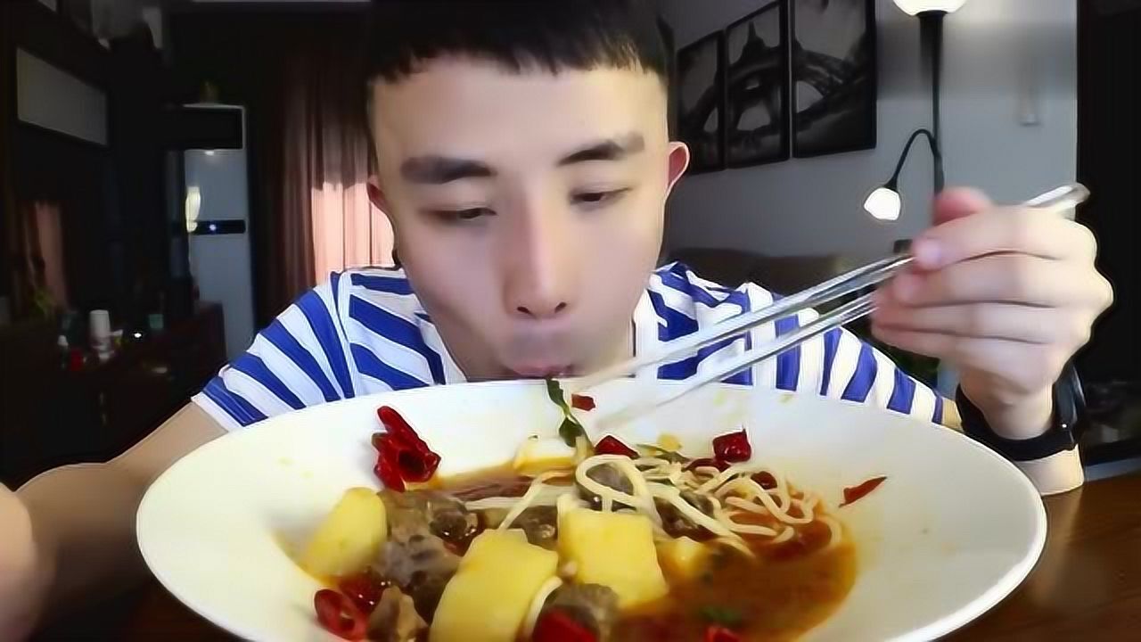 吃播光小强肚子咕噜咕噜叫光小强出溜出溜吃面馋死我了