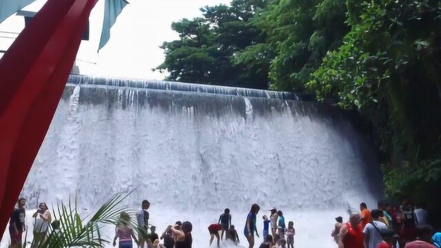 菲律宾“奇葩”的餐厅,建在人工瀑布下,难道不怕被瀑布冲走吗?