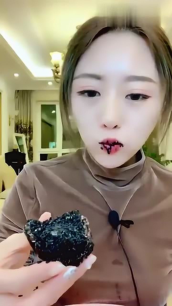 吃播达人美女,吃黑芝麻白菜冰,吃萝卜冰,吃着真过瘾!