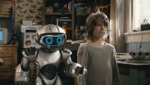 男孩捡到只瘫痪机器人，修好后发现他战斗力超强，一部冒险科幻片