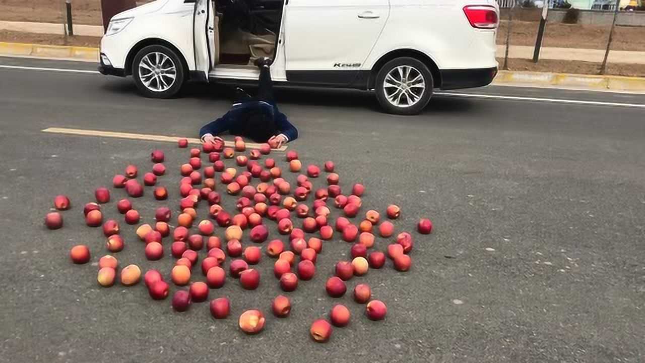 这是在我们村子附近,我就是拍着玩的,别人富贵摔,我苹果摔!