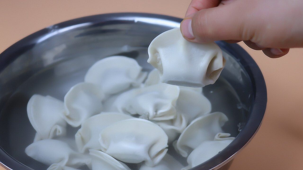 煮速冻水饺,第一步你做对了吗?这样煮保证外皮鲜嫩不破皮,实用