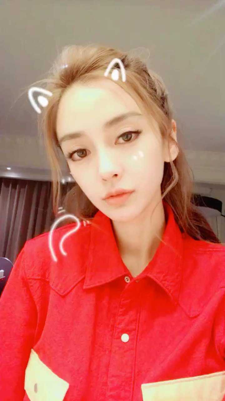 "安吉拉贝比"装扮猫咪的叫声!