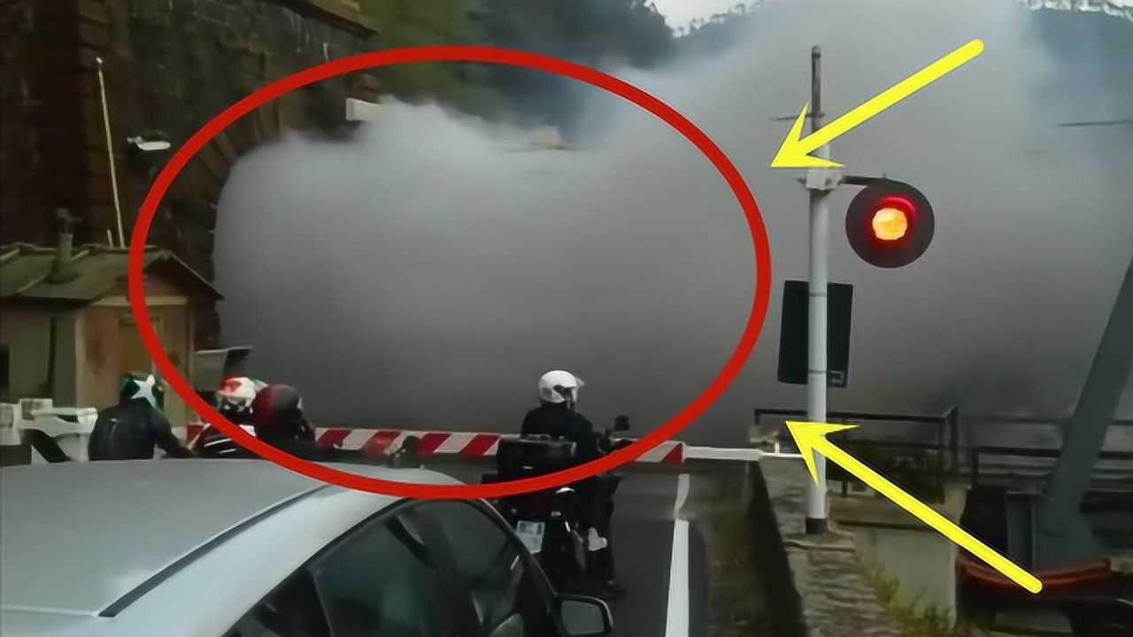场面震撼难得一见红皮火车经过隧道冒的烟久久无法散去