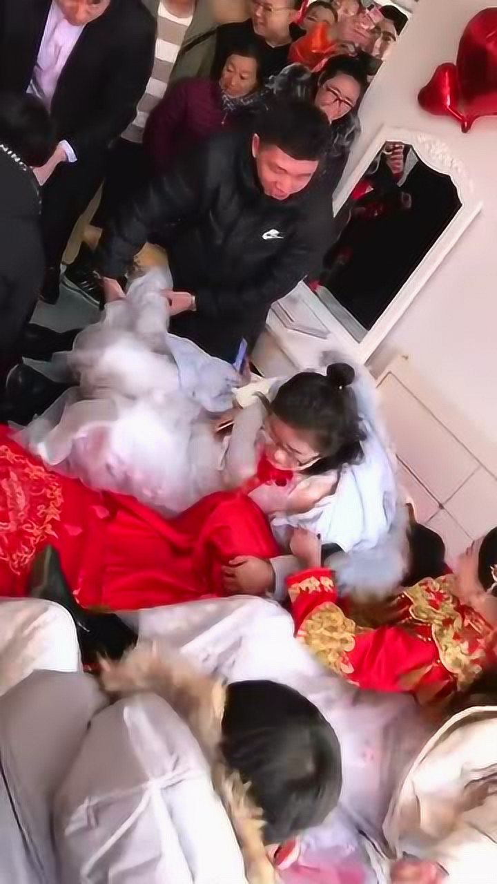 伴娘全撂倒这闹伴娘的习俗太可怕了