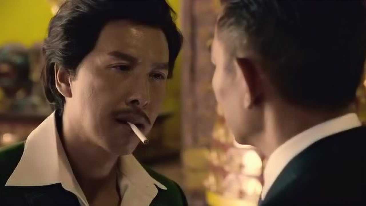 跛豪给雷洛递烟时,洛哥为啥迟疑了才接,我到现在才明白是什么意思