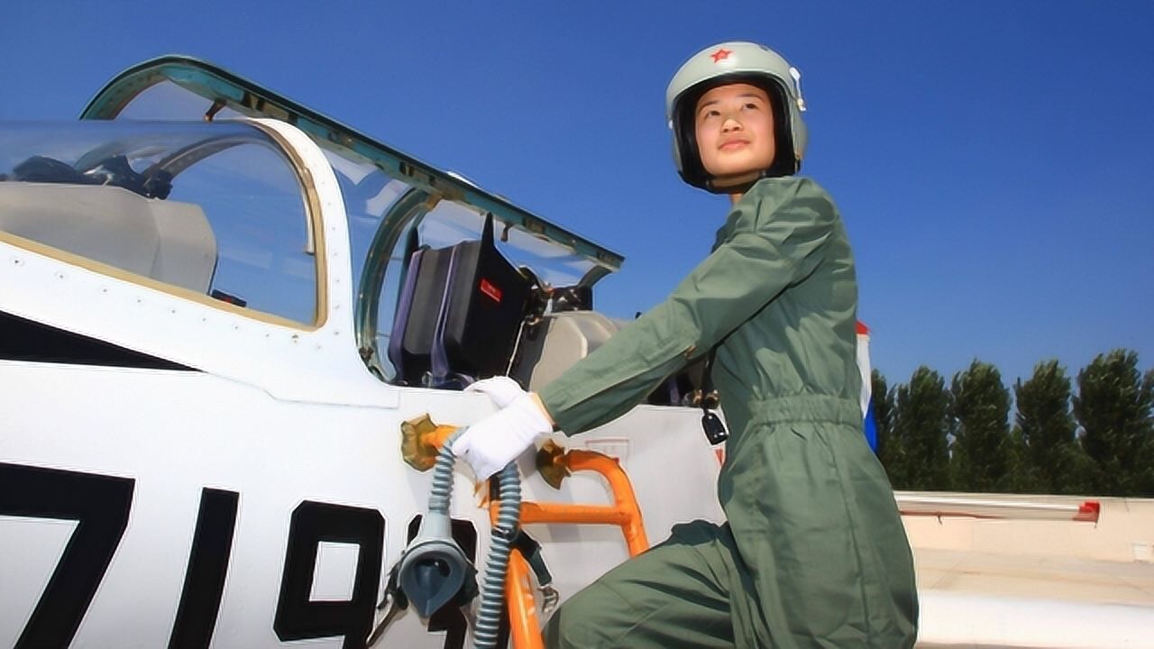 中国歼20女飞行员首次亮相:巾帼不让须眉,仅美军才能媲美