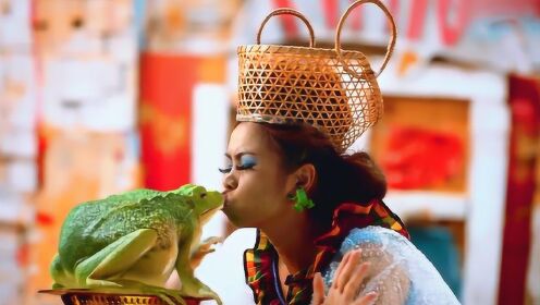 丑女从小亲吻青蛙，期待它变成王子，不料青蛙真的变成王子