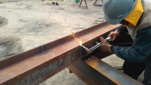 工地新来的气割工,现场展示手艺割了一个工字钢,老板给300一天