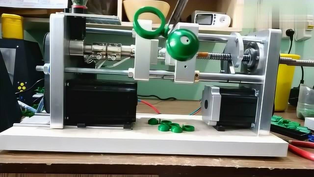 小型的注塑机,直接放桌面上使用,太厉害了