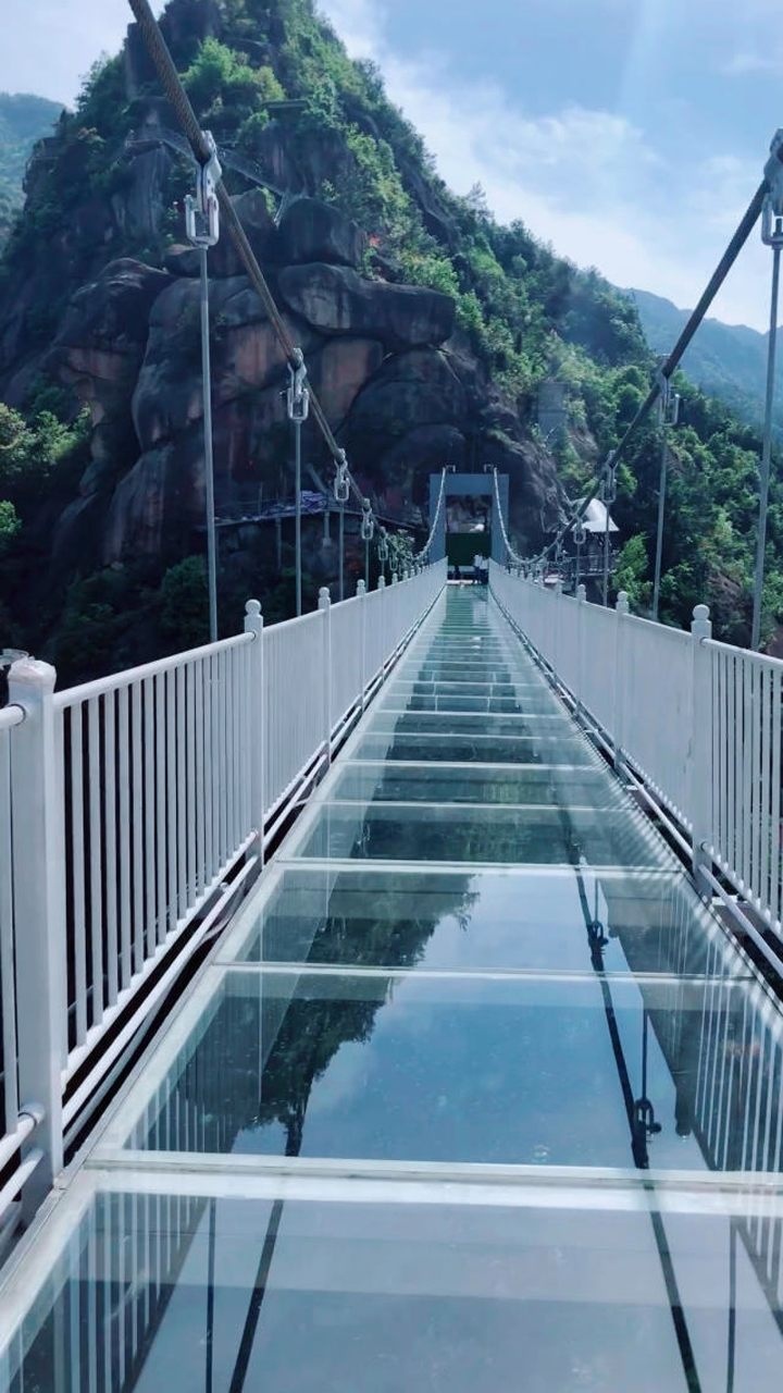 今年的夏天从高空玻璃栈道开始
