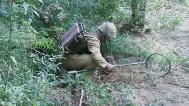 鬼子派工兵排雷,前面都是虚虚假假的,没想到后面全是真家伙