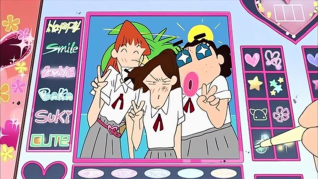 三姐妹一起照大头贴看到照片的一瞬间老大高兴的要飞了起来