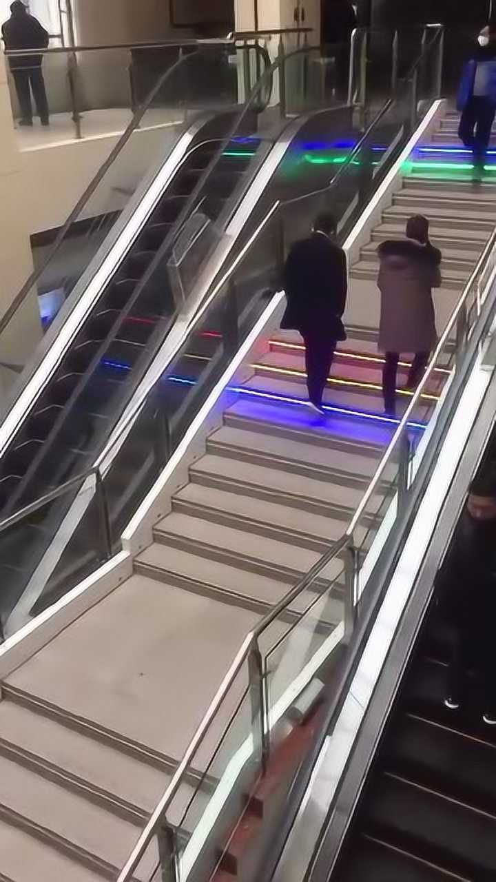 街头现神奇黑科技音乐楼梯左边这位大哥被整懵了