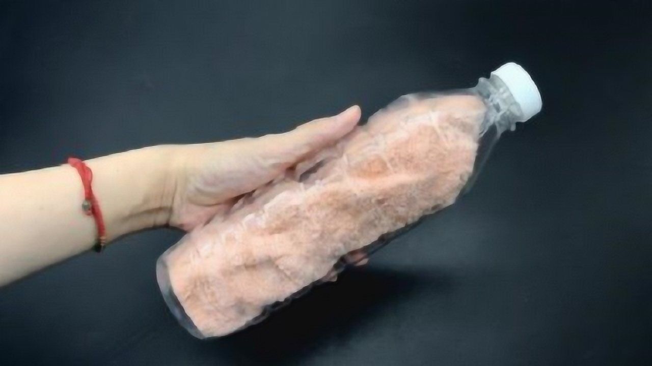 矿泉水瓶别丢了,塞进一块毛巾,全家人都要抢着用,简单又方便!