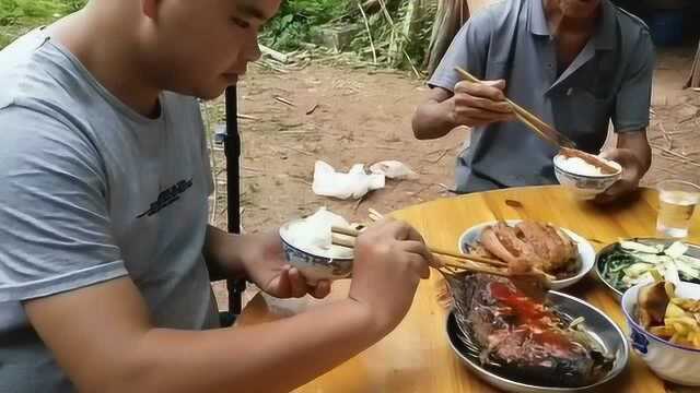 广西闻名一道菜《扣肉》,看小伙是怎么做扣肉的,学会了吗