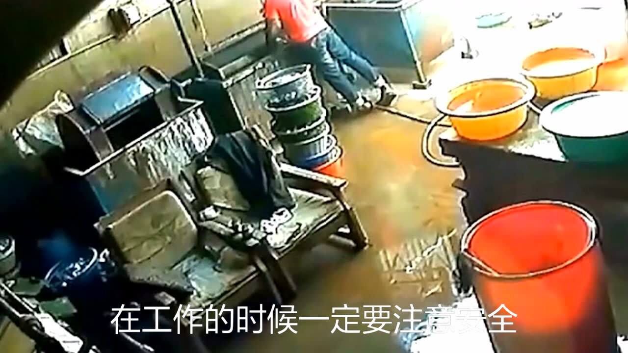 男子上班期间，突然触电全身抽搐，监控拍下悲剧的全过程！腾讯视频 8205