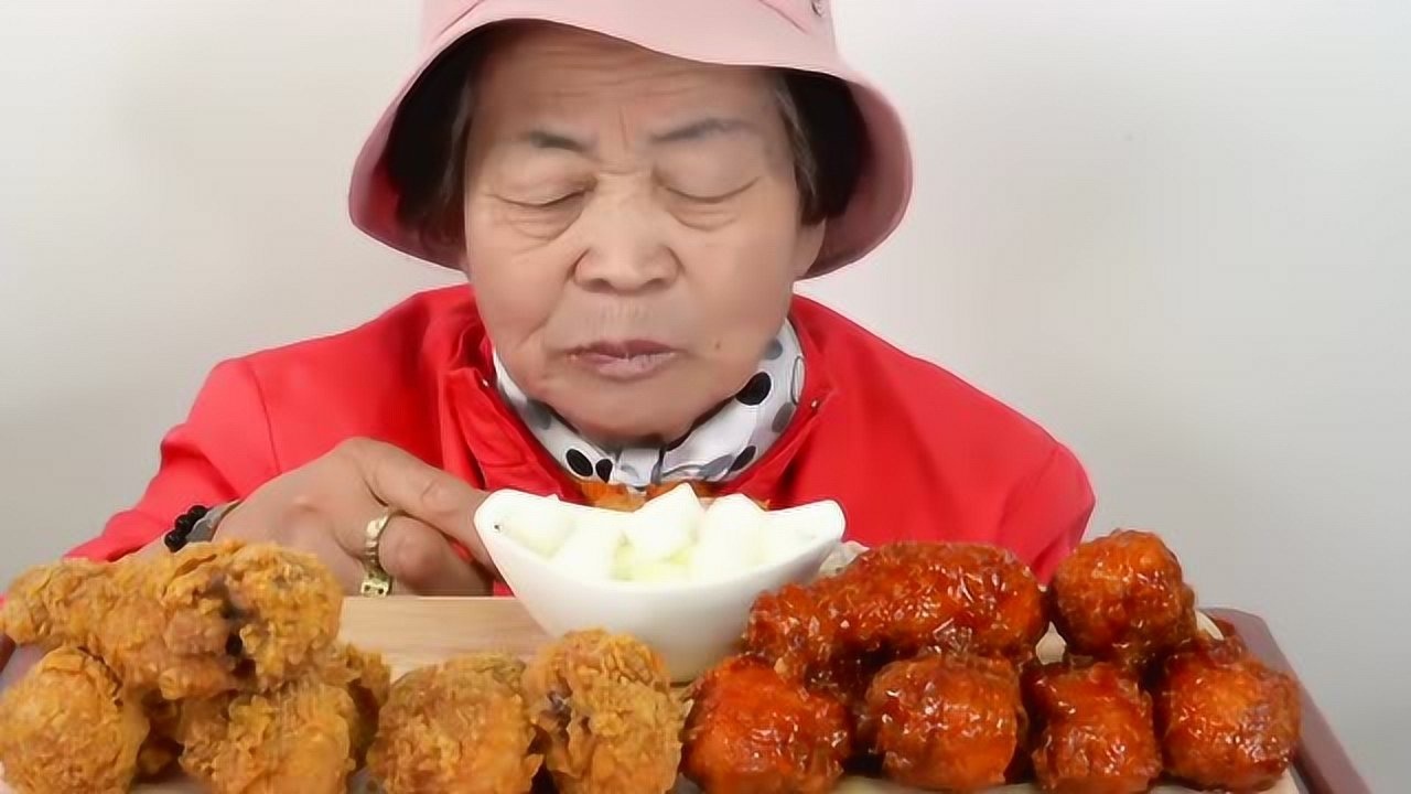 韩国网红界的鼻祖,80岁的吃货老奶奶,年轻人爱吃的炸鸡果然香