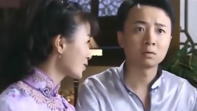 少爷和管家在谈工作,少奶奶在桌子下面“撩拨”管家,胆子真大