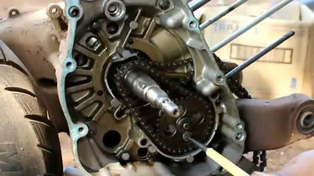 实拍修车师傅给一辆摩托车发动机做维修,拆开才知道这里出问题了