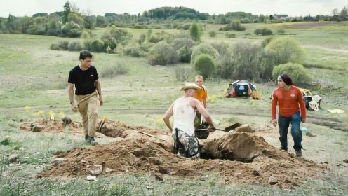 4个小伙挖掘古墓，发现里面有一个保险箱，打开后却被吓到了