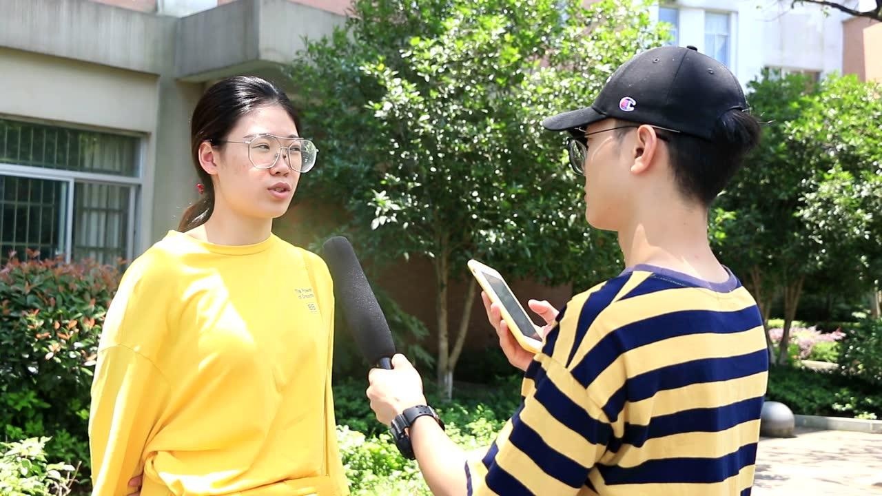 女大学生安全采访