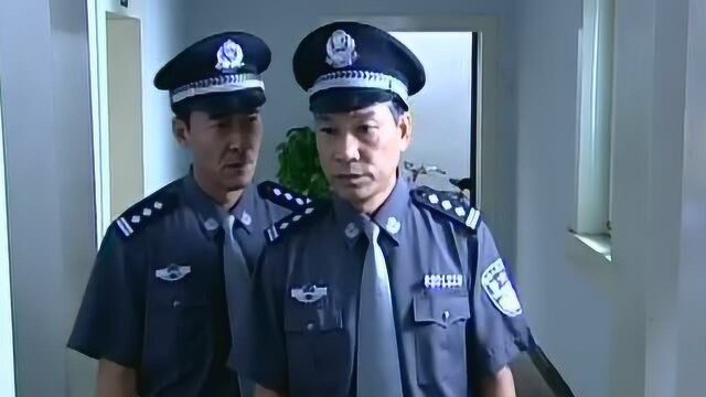 警察来到了现场,看到壮观牺牲的肖继军,都纷纷敬礼