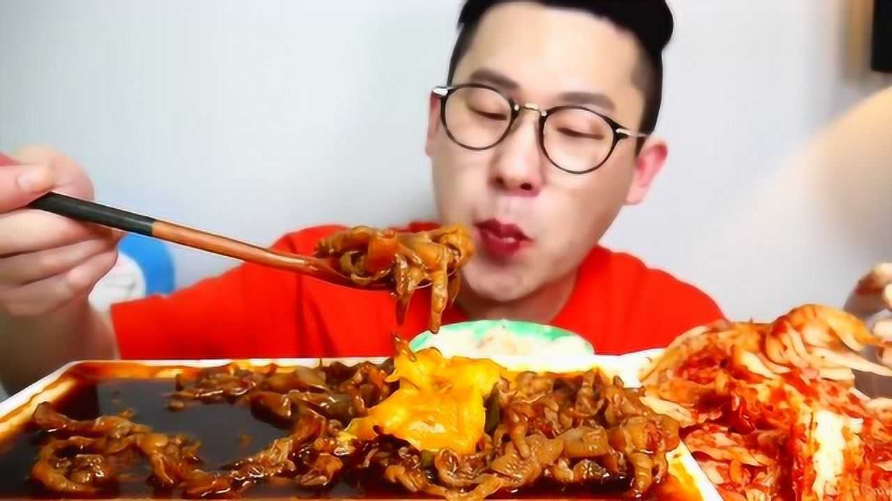 韩国眼镜哥吃无骨鸡爪配米饭和辣白菜,大口吃的一脸享受,真香