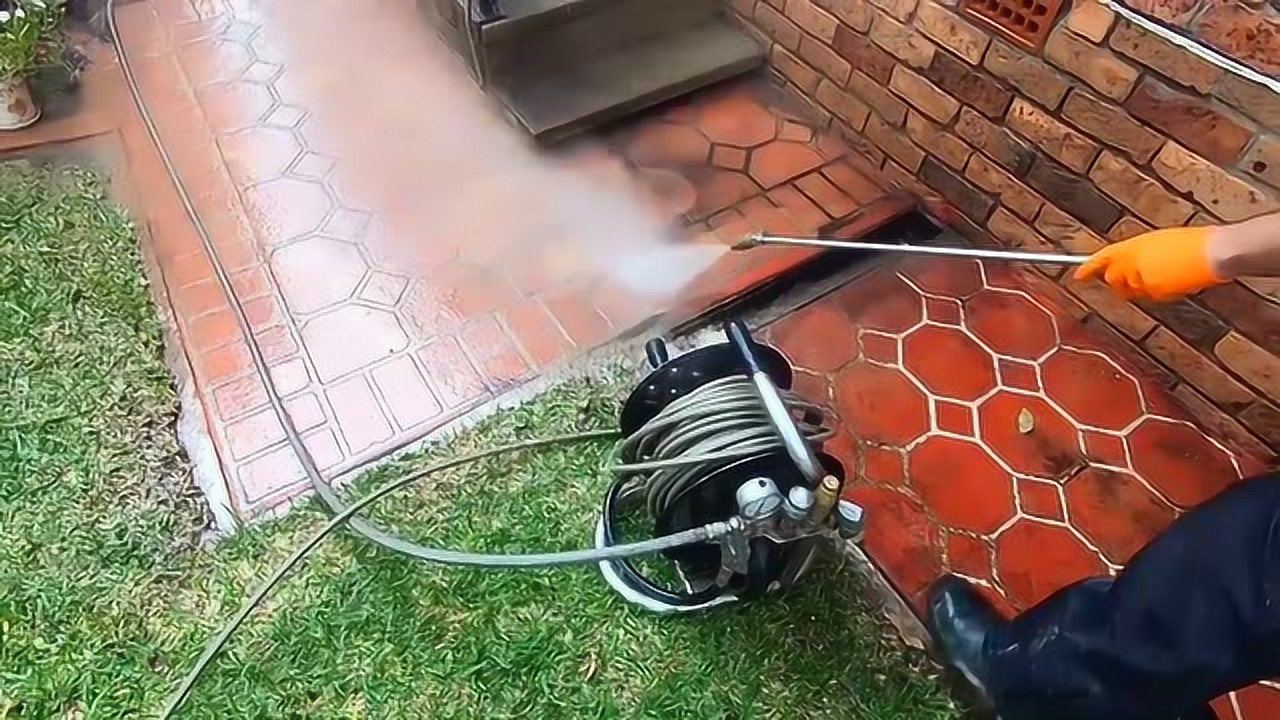 用高压水枪打扫疏通下水道的卫生,看着真过瘾真清爽