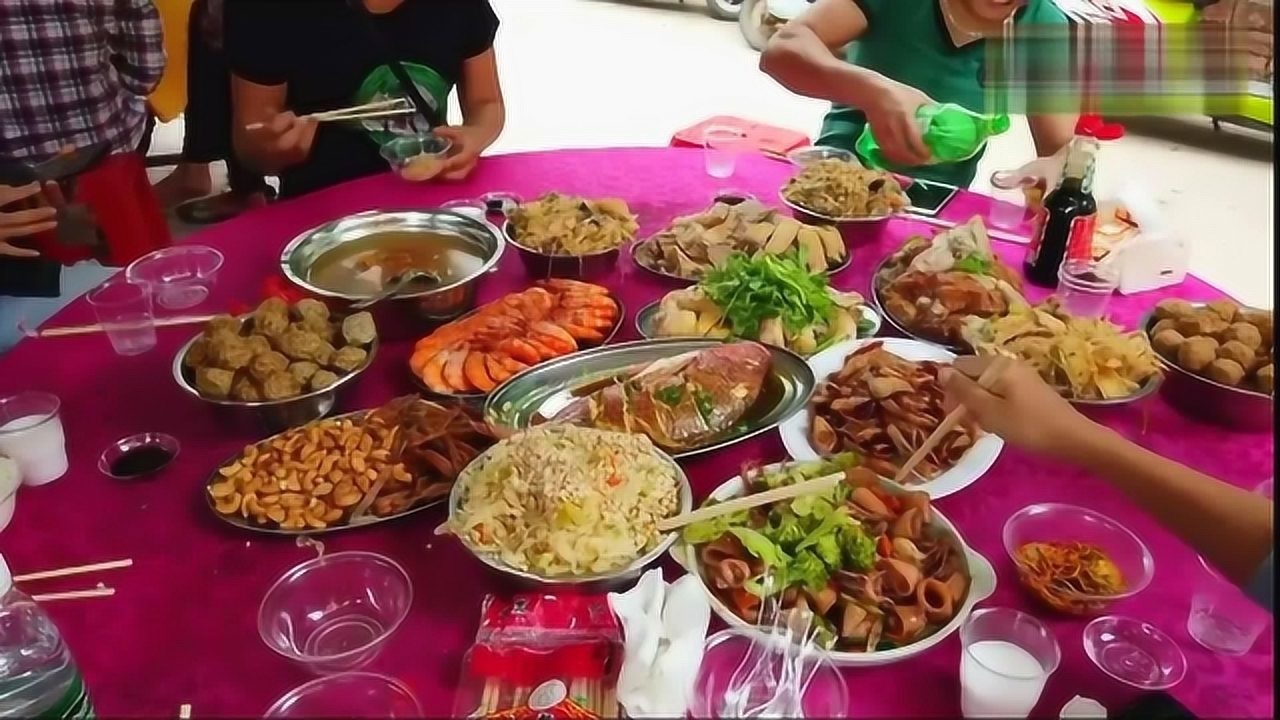 农村结婚喜宴现场8人一桌足足有16道菜