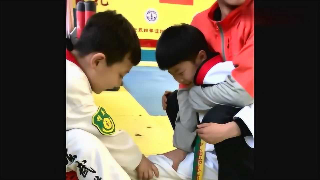 这个跆拳道教练太狠了，帮小男孩压腿竟然这样，小孩脸憋通红！_高清