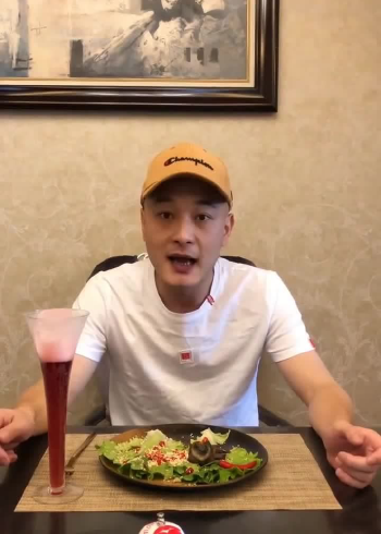 吃牛眼应该怎么吃,吃货小哥现场烤牛眼,看得我都饿了