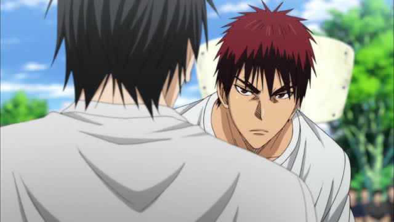 冰室君和火神的比赛正式开始,突然敦过来了,把黑子吓到了