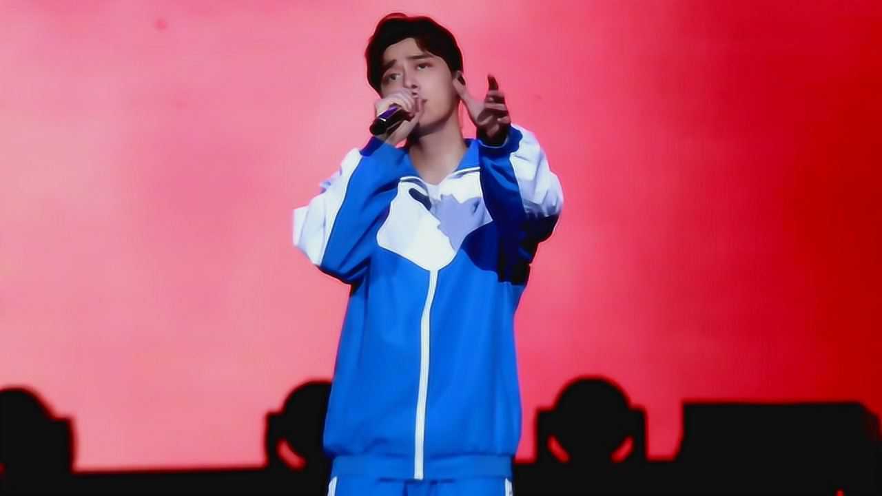 李易峰重回学生时代,蓝色校服彰显青春范儿!