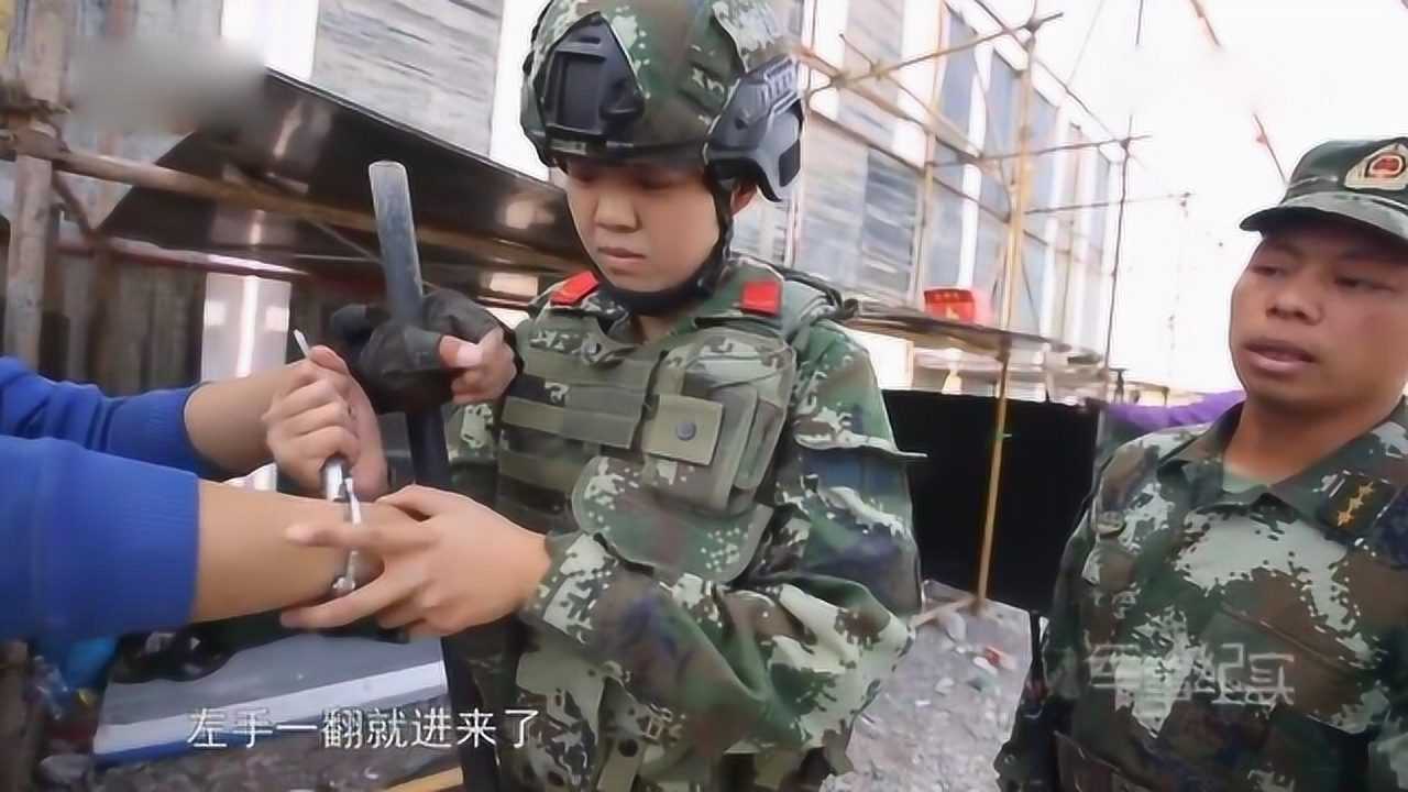 班长教女兵铐手铐，单手这么麻利的动作，真是太酷了_高清